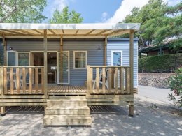 Camping Pas Cher vous présente avec son site Officiel campingpascher.fr, le Camping Internazionale Eden classé 4 étoiles, situé sur la commune de San Felice Del Benaco dans le département Brescia (Lombardie) en Italie. Le camping Internazionale Eden, vous présente un hébergement de type mobil-home de 32 m² pour 6 personnes avec climatisation. Le camping Internazionale Eden vous proposeun séjour PAS CHER avec une REMISEdu lundi 25 mai au lundi 01 juin 2026, en promotion à -30% pour 7 nuits à 892 € au lieu de 1275,0 € soit une Économie de 383 €. Cette location propose 104 dates différentes pour réserver votre séjour. Découvrez également les 9 autres gammes d'hébergements du camping. Les Avis clients pour le Camping Internazionale Eden sont de 7 sur 10. Lac, Piscine extérieure, Animations familiales, Aire de jeux enfants, Canoë-kayak, Court de tennis, Golf, Ping-pong, Planche à voile, Pédalo, Pétanque, Salle de jeux vidéo, Terrain de basketball, Terrain de football, Terrain de volley-ball, Terrain multisports, Bar, Dépôt de pain, Pizzeria, Plats à emporter, Restaurant, Snack/Bar, Épicerie,... En savoir plus : cliquez-ICI.