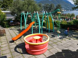 Camping Pas Cher vous présente avec son site Officiel campingpascher.fr, le Camping Internazionale Eden classé 4 étoiles, situé sur la commune de San Felice Del Benaco dans le département Brescia (Lombardie) en Italie. Le camping Internazionale Eden, vous présente un hébergement de type mobil-home de 24 m² pour 6 personnes avec climatisation. Le camping Internazionale Eden vous propose du sam. 25 avril au sam. 02 mai 2026, en promotion à -29% pour 7 nuits à 427 € au lieu de 609,0 € soit une Économie de 182 €. Cette location propose 108 dates différentes pour réserver votre séjour. Découvrez également les 9 autres gammes d'hébergements du camping. Les Avis clients pour le Camping Internazionale Eden sont de 7 sur 10. Lac, Piscine extérieure, Animations familiales, Aire de jeux enfants, Canoë-kayak, Court de tennis, Golf, Ping-pong, Planche à voile, Pédalo, Pétanque, Salle de jeux vidéo, Terrain de basketball, Terrain de football, Terrain de volley-ball, Terrain multisports, Bar, Dépôt de pain, Pizzeria, Plats à emporter, Restaurant, Snack/Bar, Épicerie,... En savoir plus : cliquez-ICI.