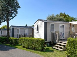 Camping Pas Cher vous présente avec son site Officiel campingpascher.fr, le Camping Internazionale Eden classé 4 étoiles, situé sur la commune de San Felice Del Benaco dans le département Brescia (Lombardie) en Italie. Le camping Internazionale Eden, vous présente un hébergement de type mobil-home de 24 m² pour 4 personnes avec climatisation. Le camping Internazionale Eden vous propose du mercredi 22 avril au mercredi 29 avril 2026, en promotion à -29% pour 7 nuits à 462 € au lieu de 658,0 € soit une Économie de 196 €. Cette location propose 106 dates différentes pour réserver votre séjour. Découvrez également les 9 autres gammes d'hébergements du camping. Les Avis clients pour le Camping Internazionale Eden sont de 7 sur 10. Lac, Piscine extérieure, Animations familiales, Aire de jeux enfants, Canoë-kayak, Court de tennis, Golf, Ping-pong, Planche à voile, Pédalo, Pétanque, Salle de jeux vidéo, Terrain de basketball, Terrain de football, Terrain de volley-ball, Terrain multisports, Bar, Dépôt de pain, Pizzeria, Plats à emporter, Restaurant, Snack/Bar, Épicerie,... En savoir plus : cliquez-ICI.