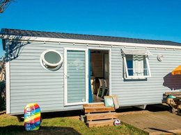 Camping Pas Cher vous présente avec son site Officiel campingpascher.fr, le Camping Internazionale Eden classé 4 étoiles, situé sur la commune de San Felice Del Benaco dans le département Brescia (Lombardie) en Italie. Le camping Internazionale Eden, vous présente un hébergement de type mobil-home de 24 m² pour 6 personnes avec climatisation. Le camping Internazionale Eden vous propose du sam. 25 avril au sam. 02 mai 2026, en promotion à -29% pour 7 nuits à 427 € au lieu de 609,0 € soit une Économie de 182 €. Cette location propose 108 dates différentes pour réserver votre séjour. Découvrez également les 9 autres gammes d'hébergements du camping. Les Avis clients pour le Camping Internazionale Eden sont de 7 sur 10. Lac, Piscine extérieure, Animations familiales, Aire de jeux enfants, Canoë-kayak, Court de tennis, Golf, Ping-pong, Planche à voile, Pédalo, Pétanque, Salle de jeux vidéo, Terrain de basketball, Terrain de football, Terrain de volley-ball, Terrain multisports, Bar, Dépôt de pain, Pizzeria, Plats à emporter, Restaurant, Snack/Bar, Épicerie,... En savoir plus : cliquez-ICI.