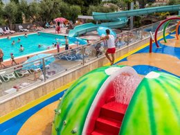 Camping Pas Cher vous présente avec son site Officiel campingpascher.fr, le Camping Internazionale Eden classé 4 étoiles, situé sur la commune de San Felice Del Benaco dans le département Brescia (Lombardie) en Italie. Le camping Internazionale Eden, vous présente un hébergement de type mobil-home pour 6 personnes avec climatisation. Le camping Internazionale Eden vous proposeun séjour PAS CHER avec une REMISEdu sam. 19 septembre au sam. 26 septembre 2026, en promotion à -42% pour 7 nuits à 220 € au lieu de 385,0 € soit une Économie de 165 €. Cette location propose 16 dates différentes pour réserver votre séjour. Découvrez également les 9 autres gammes d'hébergements du camping. Les Avis clients pour le Camping Internazionale Eden sont de 7 sur 10. Lac, Piscine extérieure, Animations familiales, Aire de jeux enfants, Canoë-kayak, Court de tennis, Golf, Ping-pong, Planche à voile, Pédalo, Pétanque, Salle de jeux vidéo, Terrain de basketball, Terrain de football, Terrain de volley-ball, Terrain multisports, Bar, Dépôt de pain, Pizzeria, Plats à emporter, Restaurant, Snack/Bar, Épicerie,... En savoir plus : cliquez-ICI.