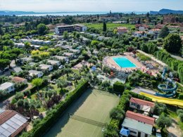 Camping Pas Cher vous présente avec son site Officiel campingpascher.fr, le Camping Internazionale Eden classé 4 étoiles, situé sur la commune de San Felice Del Benaco dans le département Brescia (Lombardie) en Italie. Le camping Internazionale Eden, vous présente un hébergement de type mobil-home de 29 m² avec climatisation. Le camping Internazionale Eden vous proposeun séjour PAS CHER avec une REMISEdu sam. 19 septembre au sam. 26 septembre 2026, en promotion à -42% pour 7 nuits à 260 € au lieu de 455,0 € soit une Économie de 195 €. Cette location propose 15 dates différentes pour réserver votre séjour. Découvrez également les 9 autres gammes d'hébergements du camping. Les Avis clients pour le Camping Internazionale Eden sont de 7 sur 10. Lac, Piscine extérieure, Animations familiales, Aire de jeux enfants, Canoë-kayak, Court de tennis, Golf, Ping-pong, Planche à voile, Pédalo, Pétanque, Salle de jeux vidéo, Terrain de basketball, Terrain de football, Terrain de volley-ball, Terrain multisports, Bar, Dépôt de pain, Pizzeria, Plats à emporter, Restaurant, Snack/Bar, Épicerie,... En savoir plus : cliquez-ICI.