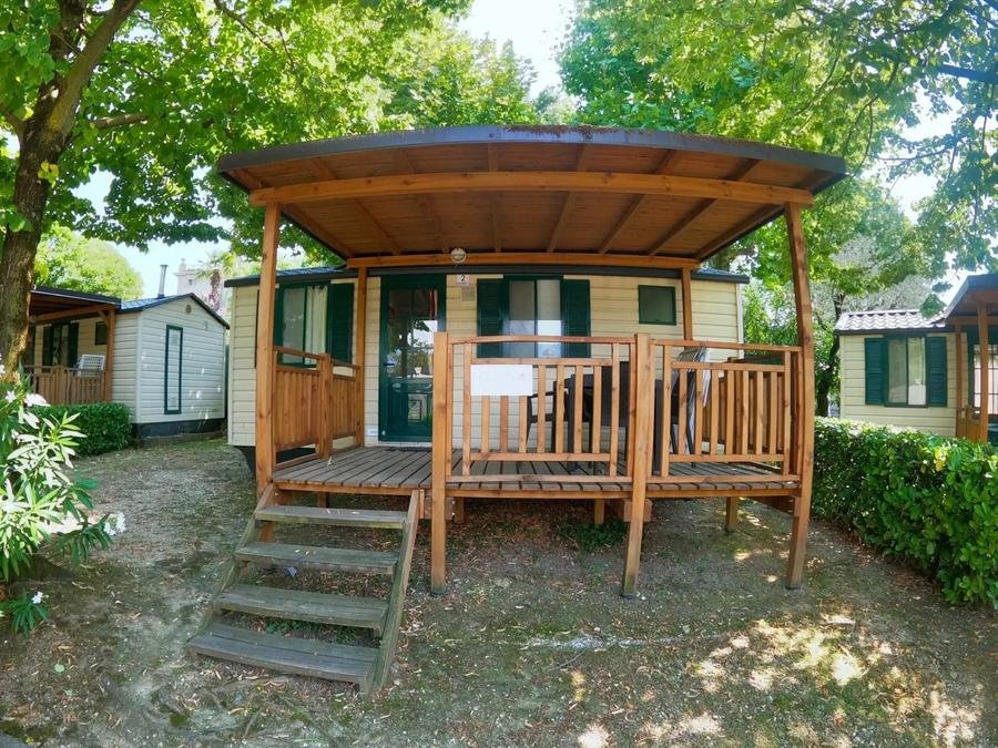 Camping Pas Cher vous présente avec son site Officiel campingpascher.fr, le Camping Weekend Glamping Resort classé 4 étoiles, situé sur la commune de San Felice Del Benaco dans le département Brescia (Lombardie) en Italie. Le camping Weekend Glamping Resort vous propose un hébergement de type mobil-home de 20 m². L'établissement vous propose 27 autres types d'hébergements. Découvrez tous nos séjours à petits prix dans la commune et aux alentours de San Felice Del Benaco du département : Brescia (Lombardie). Les Avis clients pour le Camping Weekend Glamping Resort sont excellents avec une note moyenne de 9 sur 10. Piscine extérieure, Club enfants, Aire de jeux enfants, Ping-pong, Piscine, Terrain de football, Bar, Pizzeria, Restaurant, Épicerie,... En savoir plus : cliquez-ICI.