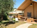 Camping Pas Cher vous présente avec son site Officiel campingpascher.fr, le Camping Weekend Glamping Resort classé 4 étoiles, situé sur la commune de San Felice Del Benaco dans le département Brescia (Lombardie) en Italie. Le camping Weekend Glamping Resort, vous présente un hébergement de type tente en toile et bois de 32 m². Le camping Weekend Glamping Resort vous propose du lundi 28 septembre au lundi 05 octobre 2026 pour 7 nuits à 483€. Cette location propose 135 dates différentes pour réserver votre séjour. Découvrez également les 23 autres gammes d'hébergements du camping. Les Avis clients pour le Camping Weekend Glamping Resort sont excellents avec une note moyenne de 9 sur 10. Piscine extérieure, Club enfants, Aire de jeux enfants, Ping-pong, Piscine, Terrain de football, Bar, Pizzeria, Restaurant, Épicerie,... En savoir plus : cliquez-ICI.