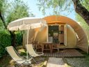 Camping Pas Cher vous présente avec son site Officiel campingpascher.fr, le Camping Weekend Glamping Resort classé 4 étoiles, situé sur la commune de San Felice Del Benaco dans le département Brescia (Lombardie) en Italie. Le camping Weekend Glamping Resort, vous présente un hébergement de type tente de 16 m². Le camping Weekend Glamping Resort vous propose du sam. 24 octobre au sam. 31 octobre 2026 pour 7 nuits à 399€. Cette location propose 142 dates différentes pour réserver votre séjour. Découvrez également les 23 autres gammes d'hébergements du camping. Les Avis clients pour le Camping Weekend Glamping Resort sont excellents avec une note moyenne de 9 sur 10. Piscine extérieure, Club enfants, Aire de jeux enfants, Ping-pong, Piscine, Terrain de football, Bar, Pizzeria, Restaurant, Épicerie,... En savoir plus : cliquez-ICI.