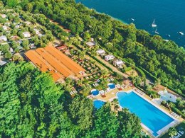 Camping Pas Cher vous présente avec son site Officiel campingpascher.fr, le Camping Weekend Glamping Resort classé 4 étoiles, situé sur la commune de San Felice Del Benaco dans le département Brescia (Lombardie) en Italie. Le camping Weekend Glamping Resort, vous présente un hébergement de type mini-maison de 17 m² avec climatisation. Le camping Weekend Glamping Resort vous propose du lundi 28 septembre au lundi 05 octobre 2026 pour 7 nuits à 490€. Cette location propose 58 dates différentes pour réserver votre séjour. Découvrez également les 27 autres gammes d'hébergements du camping. Les Avis clients pour le Camping Weekend Glamping Resort sont excellents avec une note moyenne de 9 sur 10. Piscine extérieure, Club enfants, Aire de jeux enfants, Centre équestre, Ping-pong, Piscine, Terrain de badminton, Terrain de football, Terrain de volley-ball, Tir à l’arc, Bar, Dépôt de pain, Pizzeria, Restaurant, Épicerie,... En savoir plus : cliquez-ICI.