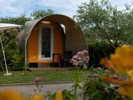 Camping Pas Cher vous présente avec son site Officiel campingpascher.fr, le Camping Weekend Glamping Resort classé 4 étoiles, situé sur la commune de San Felice Del Benaco dans le département Brescia (Lombardie) en Italie. Le camping Weekend Glamping Resort, vous présente un hébergement de type tente. Le camping Weekend Glamping Resort vous propose du lundi 28 septembre au lundi 05 octobre 2026 pour 7 nuits à 350€. Cette location propose 220 dates différentes pour réserver votre séjour. Découvrez également les 23 autres gammes d'hébergements du camping. Les Avis clients pour le Camping Weekend Glamping Resort sont excellents avec une note moyenne de 9 sur 10. Piscine extérieure, Club enfants, Aire de jeux enfants, Ping-pong, Piscine, Terrain de football, Bar, Pizzeria, Restaurant, Épicerie,... En savoir plus : cliquez-ICI.