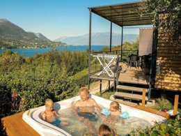 Camping Pas Cher vous présente avec son site Officiel campingpascher.fr, le Camping Weekend Glamping Resort classé 4 étoiles, situé sur la commune de San Felice Del Benaco dans le département Brescia (Lombardie) en Italie. Le camping Weekend Glamping Resort, vous présente un hébergement de type mobil-home de 28 m² pour 2 personnes avec climatisation et télévision. Le camping Weekend Glamping Resort vous propose du lundi 28 septembre au lundi 05 octobre 2026 pour 7 nuits à 553€. Cette location propose 121 dates différentes pour réserver votre séjour. Découvrez également les 23 autres gammes d'hébergements du camping. Les Avis clients pour le Camping Weekend Glamping Resort sont excellents avec une note moyenne de 9 sur 10. Piscine extérieure, Club enfants, Aire de jeux enfants, Ping-pong, Piscine, Terrain de football, Bar, Pizzeria, Restaurant, Épicerie,... En savoir plus : cliquez-ICI.