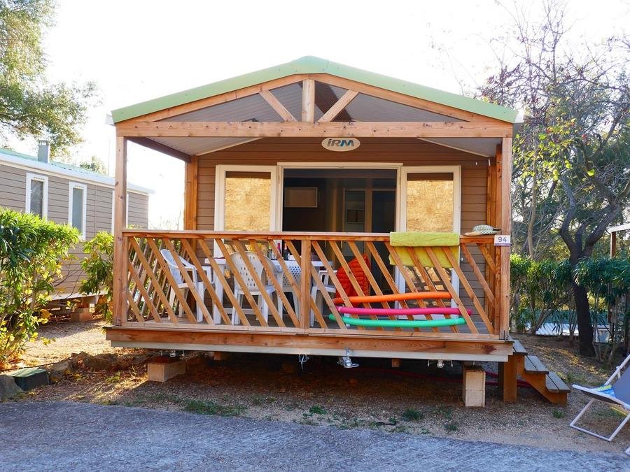 Camping Pas Cher vous présente avec son site Officiel campingpascher.fr, le Camping CAMPASUN Le Mas De Pierredon classé 5 étoiles, situé sur la commune de Sanary Sur Mer dans le département Var (Provence Alpes Côte D'azur) en France. Le camping CAMPASUN Le Mas De Pierredon, vous présente un hébergement de type mobil-home de 24 m² avec climatisation et télévision. Le camping CAMPASUN Le Mas De Pierredon vous propose du dimanche 20 septembre au dimanche 27 septembre 2026 pour 7 nuits à 482.4€. Cette location propose 37 dates différentes pour réserver votre séjour. Découvrez également les 11 autres gammes d'hébergements du camping. Les Avis clients pour le Camping CAMPASUN Le Mas De Pierredon sont excellents avec une note moyenne de 8 sur 10. Mer, Piscine chauffée, Piscine extérieure, Animations familiales, Aire de jeux enfants, Court de tennis, Ping-pong, Pétanque, Terrain multisports, Bar, Dépôt de pain, Restaurant,... En savoir plus : cliquez-ICI.