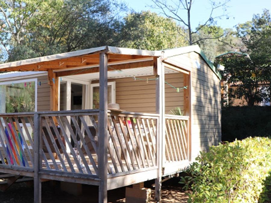 Camping Pas Cher vous présente avec son site Officiel campingpascher.fr, le Camping CAMPASUN Le Mas De Pierredon classé 5 étoiles, situé sur la commune de Sanary Sur Mer dans le département Var (Provence Alpes Côte D'azur) en France. Le camping CAMPASUN Le Mas De Pierredon, vous présente un hébergement de type mobil-home de 26 m² avec climatisation et télévision. Le camping CAMPASUN Le Mas De Pierredon vous propose du dimanche 20 septembre au dimanche 27 septembre 2026 pour 7 nuits à 482.4€. Cette location propose 40 dates différentes pour réserver votre séjour. Découvrez également les 11 autres gammes d'hébergements du camping. Les Avis clients pour le Camping CAMPASUN Le Mas De Pierredon sont excellents avec une note moyenne de 8 sur 10. Mer, Piscine chauffée, Piscine extérieure, Animations familiales, Aire de jeux enfants, Court de tennis, Ping-pong, Pétanque, Terrain multisports, Bar, Dépôt de pain, Restaurant,... En savoir plus : cliquez-ICI.