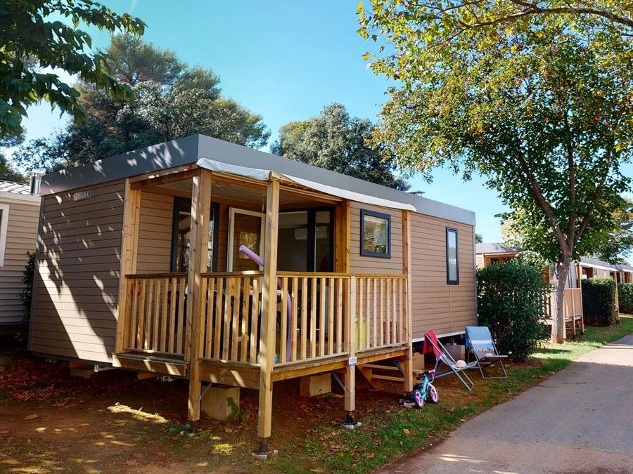Camping Pas Cher vous présente avec son site Officiel campingpascher.fr, le Camping CAMPASUN Le Mas De Pierredon classé 5 étoiles, situé sur la commune de Sanary Sur Mer dans le département Var (Provence Alpes Côte D'azur) en France. Le camping CAMPASUN Le Mas De Pierredon, vous présente un hébergement de type mobil-home de 28 m² avec climatisation et télévision. Le camping CAMPASUN Le Mas De Pierredon vous propose du dimanche 20 septembre au dimanche 27 septembre 2026 pour 7 nuits à 532.8€. Cette location propose 37 dates différentes pour réserver votre séjour. Découvrez également les 11 autres gammes d'hébergements du camping. Les Avis clients pour le Camping CAMPASUN Le Mas De Pierredon sont excellents avec une note moyenne de 8 sur 10. Mer, Piscine chauffée, Piscine extérieure, Animations familiales, Aire de jeux enfants, Court de tennis, Ping-pong, Pétanque, Terrain multisports, Bar, Dépôt de pain, Restaurant,... En savoir plus : cliquez-ICI.