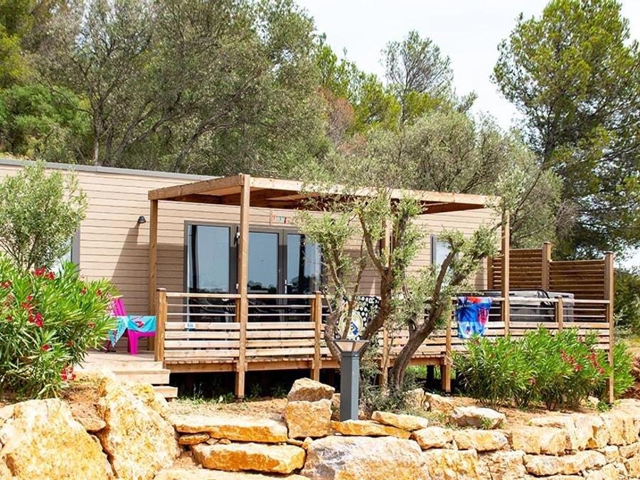 Camping Pas Cher vous présente avec son site Officiel campingpascher.fr, le Camping CAMPASUN Le Mas De Pierredon classé 5 étoiles, situé sur la commune de Sanary Sur Mer dans le département Var (Provence Alpes Côte D'azur) en France. Le camping CAMPASUN Le Mas De Pierredon, vous présente un hébergement de type mobil-home de 38 m² avec climatisation et télévision. Le camping CAMPASUN Le Mas De Pierredon vous propose du dimanche 20 septembre au dimanche 27 septembre 2026 pour 7 nuits à 878.4€. Cette location propose 17 dates différentes pour réserver votre séjour. Découvrez également les 11 autres gammes d'hébergements du camping. Les Avis clients pour le Camping CAMPASUN Le Mas De Pierredon sont excellents avec une note moyenne de 8 sur 10. Mer, Piscine chauffée, Piscine extérieure, Animations familiales, Aire de jeux enfants, Court de tennis, Ping-pong, Pétanque, Terrain multisports, Bar, Dépôt de pain, Restaurant,... En savoir plus : cliquez-ICI.