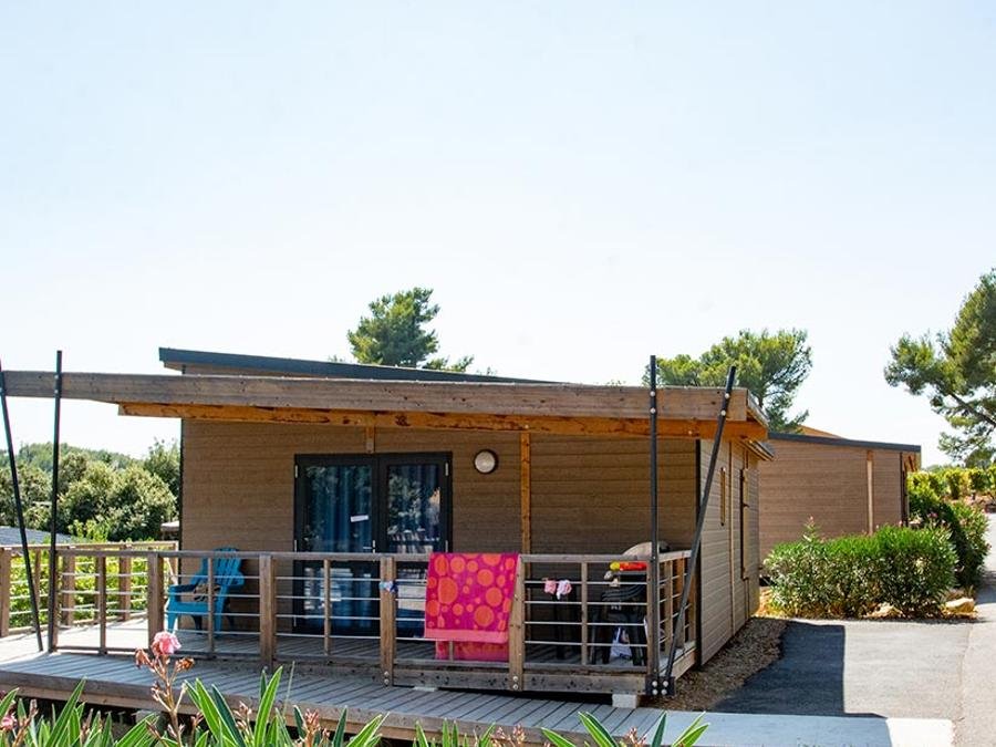Camping Pas Cher vous présente avec son site Officiel campingpascher.fr, le Camping CAMPASUN Le Mas De Pierredon classé 5 étoiles, situé sur la commune de Sanary Sur Mer dans le département Var (Provence Alpes Côte D'azur) en France. Le camping CAMPASUN Le Mas De Pierredon, vous présente un hébergement de type chalet de 48 m² avec climatisation et télévision. Le camping CAMPASUN Le Mas De Pierredon vous propose du dimanche 20 septembre au dimanche 27 septembre 2026 pour 7 nuits à 595.2€. Cette location propose 20 dates différentes pour réserver votre séjour. Découvrez également les 11 autres gammes d'hébergements du camping. Les Avis clients pour le Camping CAMPASUN Le Mas De Pierredon sont excellents avec une note moyenne de 8 sur 10. Mer, Piscine chauffée, Piscine extérieure, Animations familiales, Aire de jeux enfants, Court de tennis, Ping-pong, Pétanque, Terrain multisports, Bar, Dépôt de pain, Restaurant,... En savoir plus : cliquez-ICI.