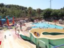 Camping Pas Cher vous présente avec son site Officiel campingpascher.fr, le Camping CAMPASUN Le Mas De Pierredon classé 5 étoiles, situé sur la commune de Sanary Sur Mer dans le département Var (Provence Alpes Côte D'azur) en France. Le camping CAMPASUN Le Mas De Pierredon, vous présente un hébergement de type mobil-home de 26 m² avec climatisation et télévision. Le camping CAMPASUN Le Mas De Pierredon vous propose du dimanche 20 septembre au dimanche 27 septembre 2026 pour 7 nuits à 482.4€. Cette location propose 40 dates différentes pour réserver votre séjour. Découvrez également les 11 autres gammes d'hébergements du camping. Les Avis clients pour le Camping CAMPASUN Le Mas De Pierredon sont excellents avec une note moyenne de 8 sur 10. Mer, Piscine chauffée, Piscine extérieure, Animations familiales, Aire de jeux enfants, Court de tennis, Ping-pong, Pétanque, Terrain multisports, Bar, Dépôt de pain, Restaurant,... En savoir plus : cliquez-ICI.