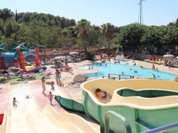Camping Pas Cher vous présente avec son site Officiel campingpascher.fr, le Camping CAMPASUN Le Mas De Pierredon classé 5 étoiles, situé sur la commune de Sanary Sur Mer dans le département Var (Provence Alpes Côte D'azur) en France. Le camping CAMPASUN Le Mas De Pierredon, vous présente un hébergement de type mobil-home de 26 m² avec climatisation et télévision. Le camping CAMPASUN Le Mas De Pierredon vous propose du dimanche 20 septembre au dimanche 27 septembre 2026 pour 7 nuits à 482.4€. Cette location propose 40 dates différentes pour réserver votre séjour. Découvrez également les 11 autres gammes d'hébergements du camping. Les Avis clients pour le Camping CAMPASUN Le Mas De Pierredon sont excellents avec une note moyenne de 8 sur 10. Mer, Piscine chauffée, Piscine extérieure, Animations familiales, Aire de jeux enfants, Court de tennis, Ping-pong, Pétanque, Terrain multisports, Bar, Dépôt de pain, Restaurant,... En savoir plus : cliquez-ICI.