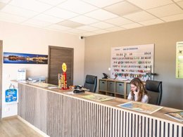 Camping Pas Cher vous présente avec son site Officiel campingpascher.fr, le Camping CAMPASUN Le Mas De Pierredon classé 5 étoiles, situé sur la commune de Sanary Sur Mer dans le département Var (Provence Alpes Côte D'azur) en France. Le camping CAMPASUN Le Mas De Pierredon, vous présente un hébergement de type mobil-home de 32 m² avec climatisation et télévision. Le camping CAMPASUN Le Mas De Pierredon vous propose du lundi 25 mai au lundi 01 juin 2026 pour 7 nuits à 526.7€. Cette location propose 99 dates différentes pour réserver votre séjour. Découvrez également les 9 autres gammes d'hébergements du camping. Les Avis clients pour le Camping CAMPASUN Le Mas De Pierredon sont excellents avec une note moyenne de 8 sur 10. Mer, Piscine chauffée, Piscine extérieure, Animations familiales, Aire de jeux enfants, Court de tennis, Ping-pong, Pétanque, Terrain multisports, Bar, Dépôt de pain, Restaurant,... En savoir plus : cliquez-ICI.