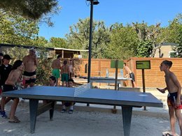 Camping Pas Cher vous présente avec son site Officiel campingpascher.fr, le Camping CAMPASUN Le Mas De Pierredon classé 5 étoiles, situé sur la commune de Sanary Sur Mer dans le département Var (Provence Alpes Côte D'azur) en France. Le camping CAMPASUN Le Mas De Pierredon, vous présente un hébergement de type mobil-home de 24 m² avec climatisation et télévision. Le camping CAMPASUN Le Mas De Pierredon vous propose du lundi 25 mai au lundi 01 juin 2026 pour 7 nuits à 423.2€. Cette location propose 128 dates différentes pour réserver votre séjour. Découvrez également les 9 autres gammes d'hébergements du camping. Les Avis clients pour le Camping CAMPASUN Le Mas De Pierredon sont excellents avec une note moyenne de 8 sur 10. Mer, Piscine chauffée, Piscine extérieure, Animations familiales, Aire de jeux enfants, Court de tennis, Ping-pong, Pétanque, Terrain multisports, Bar, Dépôt de pain, Restaurant,... En savoir plus : cliquez-ICI.