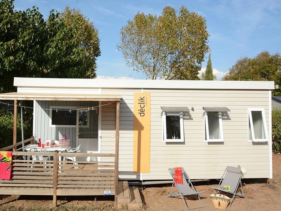 Camping Pas Cher vous présente avec son site Officiel campingpascher.fr, le Camping Parc Mogador classé 3 étoiles, situé sur la commune de Sanary Sur Mer dans le département Var (Provence Alpes Côte D'azur) en France. Le camping Parc Mogador, vous présente un hébergement de type mobil-home de 26 m² avec climatisation et télévision. Le camping Parc Mogador vous propose du dimanche 27 septembre au dimanche 04 octobre 2026 pour 7 nuits à 443.9€. Cette location propose 122 dates différentes pour réserver votre séjour. Découvrez également les 6 autres gammes d'hébergements du camping. Piscine chauffée, Piscine extérieure, Animations familiales, Aire de jeux enfants, Ping-pong, Pétanque, Bar, Dépôt de pain, Plats à emporter, Snack/Bar,... En savoir plus : cliquez-ICI.