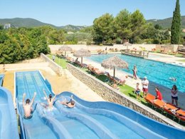 Camping Pas Cher vous présente avec son site Officiel campingpascher.fr, le Camping Parc Mogador classé 3 étoiles, situé sur la commune de Sanary Sur Mer dans le département Var (Provence Alpes Côte D'azur) en France. Le camping Parc Mogador, vous présente un hébergement de type mobil-home de 21 m² avec climatisation et télévision. Le camping Parc Mogador vous propose du dimanche 27 septembre au dimanche 04 octobre 2026 pour 7 nuits à 427.8€. Cette location propose 128 dates différentes pour réserver votre séjour. Découvrez également les 6 autres gammes d'hébergements du camping. Piscine chauffée, Piscine extérieure, Animations familiales, Aire de jeux enfants, Ping-pong, Pétanque, Bar, Dépôt de pain, Plats à emporter, Snack/Bar,... En savoir plus : cliquez-ICI.