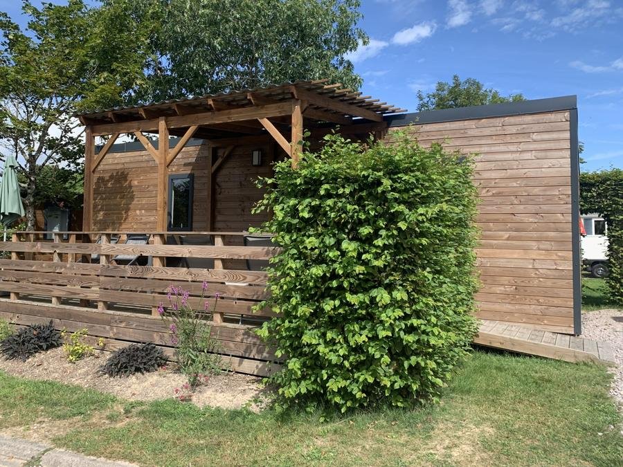 Camping Pas Cher vous présente avec son site Officiel campingpascher.fr, le Camping Sunêlia Les Nids Du Lac classé 4 étoiles, situé sur la commune de Sanchey dans le département Vosges (Lorraine) en France. Le camping Sunêlia Les Nids Du Lac, vous présente un hébergement de type mobil-home de 41 m² pour 4 personnes et télévision. Le camping Sunêlia Les Nids Du Lac vous propose du dimanche 13 décembre au dimanche 20 décembre 2026 pour 7 nuits à 1070€. Cette location propose 126 dates différentes pour réserver votre séjour. Découvrez également les 23 autres gammes d'hébergements du camping. Les Avis clients pour le Camping Sunêlia Les Nids Du Lac sont excellents avec une note moyenne de 8 sur 10. Lac, Piscine chauffée, Piscine extérieure, Animation ados, Animations familiales, Club enfants, Aire de jeux enfants, Canoë-kayak, Cyclisme, Escalade, Ping-pong, Pédalo, Pétanque, Randonnée, Sports nautiques, Structure gonflable enfants, Terrain multisports, Trampoline, Bar, Bureau de tabac, Dépôt de pain, Pizzeria, Plats à emporter, Restaurant, Snack/Bar, Épicerie,... En savoir plus : cliquez-ICI.