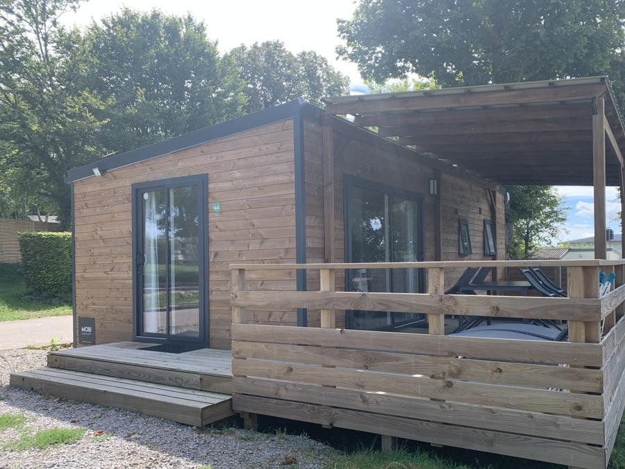 Camping Pas Cher vous présente avec son site Officiel campingpascher.fr, le Camping Sunêlia Les Nids Du Lac classé 4 étoiles, situé sur la commune de Sanchey dans le département Vosges (Lorraine) en France. Le camping Sunêlia Les Nids Du Lac, vous présente un hébergement de type mobil-home de 36 m² pour 4 personnes et télévision. Le camping Sunêlia Les Nids Du Lac vous propose du lundi 16 novembre au lundi 23 novembre 2026 pour 7 nuits à 1260€. Cette location propose 95 dates différentes pour réserver votre séjour. Découvrez également les 23 autres gammes d'hébergements du camping. Les Avis clients pour le Camping Sunêlia Les Nids Du Lac sont excellents avec une note moyenne de 8 sur 10. Lac, Piscine chauffée, Piscine extérieure, Animation ados, Animations familiales, Club enfants, Aire de jeux enfants, Canoë-kayak, Cyclisme, Escalade, Ping-pong, Pédalo, Pétanque, Randonnée, Sports nautiques, Structure gonflable enfants, Terrain multisports, Trampoline, Bar, Bureau de tabac, Dépôt de pain, Pizzeria, Plats à emporter, Restaurant, Snack/Bar, Épicerie,... En savoir plus : cliquez-ICI.