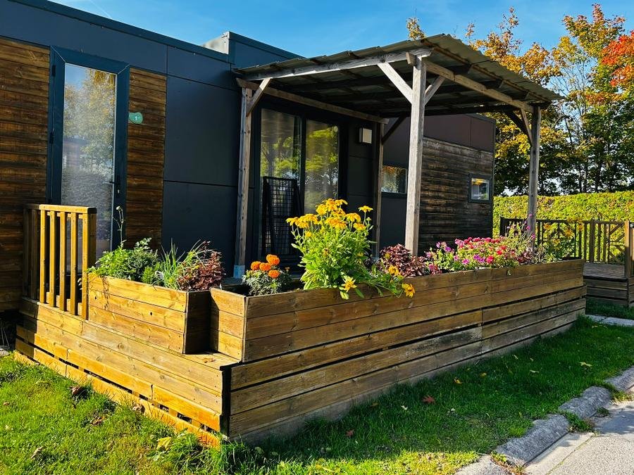 Camping Pas Cher vous présente avec son site Officiel campingpascher.fr, le Camping Sunêlia Les Nids Du Lac classé 4 étoiles, situé sur la commune de Sanchey dans le département Vosges (Lorraine) en France. Le camping Sunêlia Les Nids Du Lac, vous présente un hébergement de type mobil-home de 40 m² pour 6 personnes et télévision. Le camping Sunêlia Les Nids Du Lac vous propose du vendredi 05 juin au vendredi 12 juin 2026 avec une PROMO de DERNIÈRE MINUTE, en promotion à -10% pour 7 nuits à 975 € au lieu de 1090 € soit une Économie de 115 €. Cette location propose 67 dates différentes pour réserver votre séjour. Découvrez également les 17 autres gammes d'hébergements du camping. Les Avis clients pour le Camping Sunêlia Les Nids Du Lac sont excellents avec une note moyenne de 8 sur 10. Lac, Piscine chauffée, Piscine extérieure, Animation ados, Animations familiales, Club enfants, Aire de jeux enfants, Canoë-kayak, Cyclisme, Ping-pong, Pétanque, Randonnée, Structure gonflable enfants, Terrain multisports, Trampoline, Bar, Bureau de tabac, Dépôt de pain, Pizzeria, Plats à emporter, Restaurant, Snack/Bar, Épicerie,... En savoir plus : cliquez-ICI.