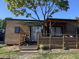 Camping Pas Cher vous présente avec son site Officiel campingpascher.fr, le Camping Sunêlia Les Nids Du Lac classé 4 étoiles, situé sur la commune de Sanchey dans le département Vosges (Lorraine) en France. Le camping Sunêlia Les Nids Du Lac vous propose un hébergement de type mobil-home de 39 m² (télévision). Cet hébergement propose plus de 7 dates différentes pour réserver ! Pour dévouvrir la période la moins chère, consultez la rubrique 'Tarifs' et sélectionnez votre mois de départ. L'établissement vous propose 8 autres types d'hébergements. Découvrez tous nos séjours à petits prix dans la commune et aux alentours de Sanchey du département : Vosges (Lorraine). Les Avis clients pour le Camping Sunêlia Les Nids Du Lac sont excellents avec une note moyenne de 8 sur 10. Lac, Piscine chauffée, Piscine extérieure, Animation ados, Animations familiales, Club enfants, Aire de jeux enfants, Canoë-kayak, Cyclisme, Escalade, Ping-pong, Pédalo, Pétanque, Randonnée, Sports nautiques, Structure gonflable enfants, Terrain multisports, Trampoline, Bar, Bureau de tabac, Dépôt de pain, Pizzeria, Plats à emporter, Restaurant, Snack/Bar, Épicerie,... En savoir plus : cliquez-ICI.