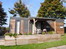 Camping Pas Cher vous présente avec son site Officiel campingpascher.fr, le Camping Sunêlia Les Nids Du Lac classé 4 étoiles, situé sur la commune de Sanchey dans le département Vosges (Lorraine) en France. Le camping Sunêlia Les Nids Du Lac, vous présente un hébergement de type mobil-home de 35 m² pour 5 personnes et télévision. Le camping Sunêlia Les Nids Du Lac vous propose du lundi 06 avril au lundi 13 avril 2026 pour 7 nuits à 975€. Cette location propose 136 dates différentes pour réserver votre séjour. Découvrez également les 15 autres gammes d'hébergements du camping. Les Avis clients pour le Camping Sunêlia Les Nids Du Lac sont excellents avec une note moyenne de 8 sur 10. Lac, Piscine chauffée, Piscine extérieure, Animation ados, Animations familiales, Club enfants, Aire de jeux enfants, Canoë-kayak, Cyclisme, Escalade, Ping-pong, Pédalo, Pétanque, Randonnée, Sports nautiques, Structure gonflable enfants, Terrain multisports, Trampoline, Bar, Bureau de tabac, Dépôt de pain, Pizzeria, Plats à emporter, Restaurant, Snack/Bar, Épicerie,... En savoir plus : cliquez-ICI.