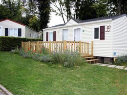 Camping Pas Cher vous présente avec son site Officiel campingpascher.fr, le Camping Sunêlia Les Nids Du Lac classé 4 étoiles, situé sur la commune de Sanchey dans le département Vosges (Lorraine) en France. Le camping Sunêlia Les Nids Du Lac, vous présente un hébergement de type mobil-home de 31 m² pour 4 personnes et télévision. Le camping Sunêlia Les Nids Du Lac vous propose du sam. 28 mars au sam. 04 avril 2026 pour 7 nuits à 700€. Cette location propose 244 dates différentes pour réserver votre séjour. Découvrez également les 15 autres gammes d'hébergements du camping. Les Avis clients pour le Camping Sunêlia Les Nids Du Lac sont excellents avec une note moyenne de 8 sur 10. Lac, Piscine chauffée, Piscine extérieure, Animation ados, Animations familiales, Club enfants, Aire de jeux enfants, Canoë-kayak, Cyclisme, Escalade, Ping-pong, Pédalo, Pétanque, Randonnée, Sports nautiques, Structure gonflable enfants, Terrain multisports, Trampoline, Bar, Bureau de tabac, Dépôt de pain, Pizzeria, Plats à emporter, Restaurant, Snack/Bar, Épicerie,... En savoir plus : cliquez-ICI.