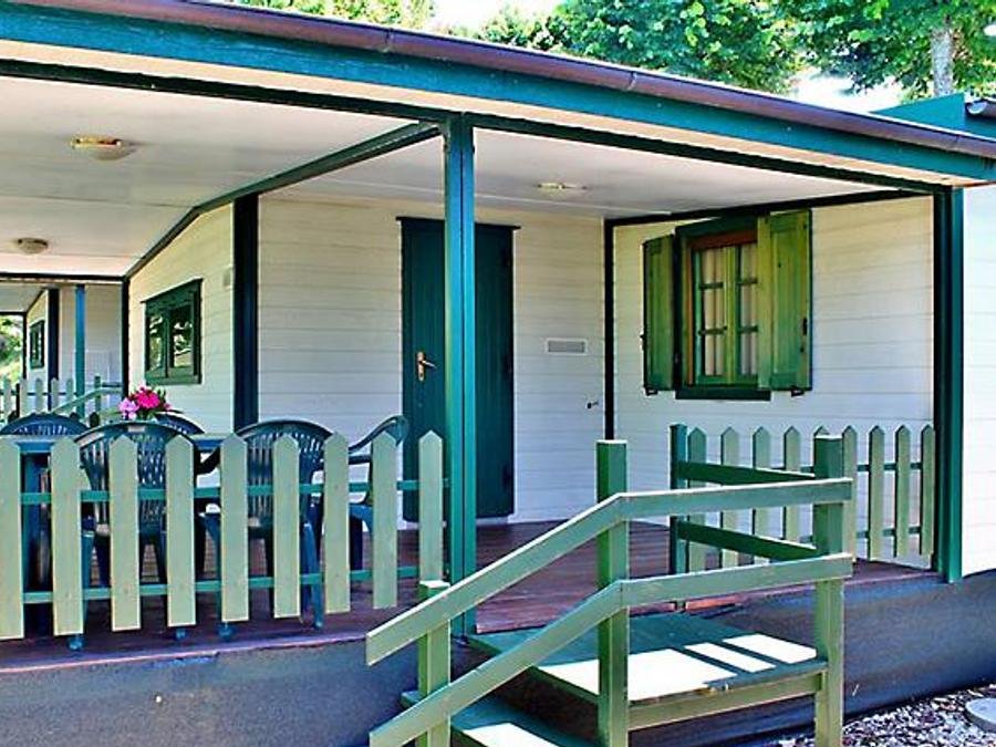 Camping Pas Cher vous présente avec son site Officiel campingpascher.fr, le Camping Mar Y Sierra classé 3 étoiles, situé sur la commune de San Costanzo dans le département Pesaro-urbino (Les Marches) en Italie. Le camping Mar Y Sierra, vous présente un hébergement de type chalet de 32 m² pour 1 personne avec climatisation et télévision. Le camping Mar Y Sierra vous propose du sam. 12 septembre au sam. 19 septembre 2026 pour 7 nuits à 660€. Cette location propose 44 dates différentes pour réserver votre séjour. Découvrez également les 7 autres gammes d'hébergements du camping. Les Avis clients pour le Camping Mar Y Sierra sont excellents avec une note moyenne de 9 sur 10. Mer, Piscine extérieure, Club enfants, Aire de jeux enfants, Court de tennis, Cyclisme, Ping-pong, Piscine, Planche à voile, Terrain de football, Voile, kiteSurf, Bar, Dépôt de pain, Pizzeria, Plats à emporter,... En savoir plus : cliquez-ICI.