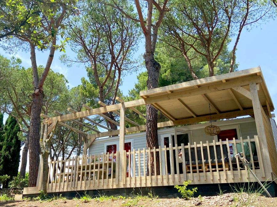 Camping Pas Cher vous présente avec son site Officiel campingpascher.fr, le Camping Mar Y Sierra classé 3 étoiles, situé sur la commune de San Costanzo dans le département Pesaro-urbino (Les Marches) en Italie. Le camping Mar Y Sierra, vous présente un hébergement de type mobil-home de 30 m² pour 1 personne avec climatisation et télévision. Le camping Mar Y Sierra vous propose du sam. 12 septembre au sam. 19 septembre 2026 pour 7 nuits à 730€. Cette location propose 23 dates différentes pour réserver votre séjour. Découvrez également les 7 autres gammes d'hébergements du camping. Les Avis clients pour le Camping Mar Y Sierra sont excellents avec une note moyenne de 9 sur 10. Mer, Piscine extérieure, Club enfants, Aire de jeux enfants, Court de tennis, Cyclisme, Ping-pong, Piscine, Planche à voile, Terrain de football, Voile, kiteSurf, Bar, Dépôt de pain, Pizzeria, Plats à emporter,... En savoir plus : cliquez-ICI.