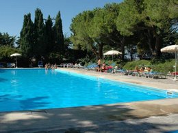 Camping Pas Cher vous présente avec son site Officiel campingpascher.fr, le Camping Mar Y Sierra classé 3 étoiles, situé sur la commune de San Costanzo dans le département Pesaro-urbino (Les Marches) en Italie. Le camping Mar Y Sierra, vous présente un hébergement de type bungalow de 26 m² avec climatisation et télévision. Le camping Mar Y Sierra vous propose du sam. 12 septembre au sam. 19 septembre 2026 pour 7 nuits à 590€. Cette location propose 39 dates différentes pour réserver votre séjour. Découvrez également les 7 autres gammes d'hébergements du camping. Les Avis clients pour le Camping Mar Y Sierra sont excellents avec une note moyenne de 9 sur 10. Mer, Piscine extérieure, Club enfants, Aire de jeux enfants, Court de tennis, Cyclisme, Ping-pong, Piscine, Planche à voile, Terrain de football, Voile, kiteSurf, Bar, Dépôt de pain, Pizzeria, Plats à emporter,... En savoir plus : cliquez-ICI.