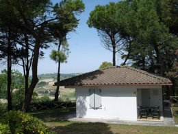 Camping Pas Cher vous présente avec son site Officiel campingpascher.fr, le Camping Mar Y Sierra classé 3 étoiles, situé sur la commune de San Costanzo dans le département Pesaro-urbino (Les Marches) en Italie. Le camping Mar Y Sierra, vous présente un hébergement de type bungalow de 30 m² pour 2 personnes avec climatisation et télévision. Le camping Mar Y Sierra vous propose du sam. 09 mai au sam. 16 mai 2026 pour 7 nuits à 485€. Cette location propose 142 dates différentes pour réserver votre séjour. Découvrez également les 6 autres gammes d'hébergements du camping. Les Avis clients pour le Camping Mar Y Sierra sont excellents avec une note moyenne de 9 sur 10. Mer, Piscine extérieure, Club enfants, Aire de jeux enfants, Court de tennis, Cyclisme, Ping-pong, Piscine, Planche à voile, Terrain de football, Voile, kiteSurf, Bar, Dépôt de pain, Pizzeria, Plats à emporter,... En savoir plus : cliquez-ICI.