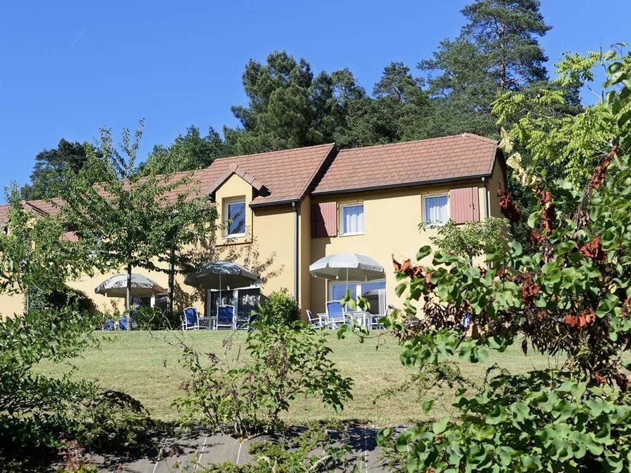 Camping Pas Cher vous présente avec son site Officiel campingpascher.fr, la Résidence Odalys Référence Les Côteaux De Sarlat classé 4 étoiles, située sur la commune de Sarlat La Caneda dans le département Dordogne (Aquitaine) en France. La résidence Odalys Référence Les Côteaux De Sarlat, vous présente un hébergement de type maison de 43 m² et télévision. La résidence Odalys Référence Les Côteaux De Sarlat vous proposeun séjour PAS CHER avec une REMISEdu sam. 29 août au sam. 05 septembre 2026, en promotion à -40% pour 7 nuits à 491,40 € au lieu de 819,0 € soit une Économie de 327,60 €. Cette location propose 26 dates différentes pour réserver votre séjour. Découvrez également les 3 autres gammes d'hébergements de la résidence. Les Avis clients pour la Résidence Odalys Référence Les Côteaux De Sarlat sont excellents avec une note moyenne de 8 sur 10. Piscine couverte, Piscine extérieure, Club ados, Club enfants, Aire de jeux enfants, Canoë-kayak, Cyclisme, Golf, Ping-pong, Pétanque, Randonnée, Salle de fitness,... En savoir plus : cliquez-ICI.