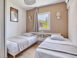 Camping Pas Cher vous présente avec son site Officiel campingpascher.fr, la Résidence Odalys Référence Les Côteaux De Sarlat classé 4 étoiles, située sur la commune de Sarlat La Caneda dans le département Dordogne (Aquitaine) en France. La résidence Odalys Référence Les Côteaux De Sarlat, vous présente un hébergement de type maison de 43 m² et télévision. La résidence Odalys Référence Les Côteaux De Sarlat vous propose du sam. 07 février au sam. 14 février 2026 pour 7 nuits à 359€. Cette location propose 31 dates différentes pour réserver votre séjour. Découvrez également les 3 autres gammes d'hébergements de la résidence. Les Avis clients pour la Résidence Odalys Référence Les Côteaux De Sarlat sont excellents avec une note moyenne de 8 sur 10. Piscine couverte, Piscine extérieure, Club ados, Club enfants, Aire de jeux enfants, Canoë-kayak, Cyclisme, Golf, Ping-pong, Pétanque, Randonnée, Salle de fitness,... En savoir plus : cliquez-ICI.