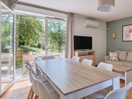 Camping Pas Cher vous présente avec son site Officiel campingpascher.fr, la Résidence Odalys Référence Les Côteaux De Sarlat classé 4 étoiles, située sur la commune de Sarlat La Caneda dans le département Dordogne (Aquitaine) en France. La résidence Odalys Référence Les Côteaux De Sarlat, vous présente un hébergement de type maison de 30 m² et télévision. La résidence Odalys Référence Les Côteaux De Sarlat vous propose du sam. 07 février au sam. 14 février 2026 pour 7 nuits à 329€. Cette location propose 31 dates différentes pour réserver votre séjour. Découvrez également les 3 autres gammes d'hébergements de la résidence. Les Avis clients pour la Résidence Odalys Référence Les Côteaux De Sarlat sont excellents avec une note moyenne de 8 sur 10. Piscine couverte, Piscine extérieure, Club ados, Club enfants, Aire de jeux enfants, Canoë-kayak, Cyclisme, Golf, Ping-pong, Pétanque, Randonnée, Salle de fitness,... En savoir plus : cliquez-ICI.