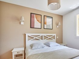 Camping Pas Cher vous présente avec son site Officiel campingpascher.fr, la Résidence Odalys Référence Les Côteaux De Sarlat classé 4 étoiles, située sur la commune de Sarlat La Caneda dans le département Dordogne (Aquitaine) en France. La résidence Odalys Référence Les Côteaux De Sarlat, vous présente un hébergement de type maison de 59 m² et télévision. La résidence Odalys Référence Les Côteaux De Sarlat vous propose du sam. 07 février au sam. 14 février 2026 pour 7 nuits à 429€. Cette location propose 30 dates différentes pour réserver votre séjour. Découvrez également les 3 autres gammes d'hébergements de la résidence. Les Avis clients pour la Résidence Odalys Référence Les Côteaux De Sarlat sont excellents avec une note moyenne de 8 sur 10. Piscine couverte, Piscine extérieure, Club ados, Club enfants, Aire de jeux enfants, Canoë-kayak, Cyclisme, Golf, Ping-pong, Pétanque, Randonnée, Salle de fitness,... En savoir plus : cliquez-ICI.