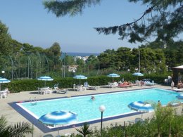Camping Pas Cher vous présente avec son site Officiel campingpascher.fr, le Camping Internazionale San Menaio classé 4 étoiles, situé sur la commune de San Menaio dans le département Foggia (Pouilles) en Italie. Le camping Internazionale San Menaio, vous présente un hébergement de type mobil-home. Le camping Internazionale San Menaio vous propose du sam. 30 mai au sam. 06 juin 2026, en promotion à -28% pour 7 nuits à 250 € au lieu de 350,0 € soit une Économie de 100 €. Cette location propose 14 dates différentes pour réserver votre séjour. Découvrez également les 1 autres gammes d'hébergements du camping. Les Avis clients pour le Camping Internazionale San Menaio sont excellents avec une note moyenne de 8 sur 10. Piscine extérieure, Animations familiales, Club enfants, Aire de jeux enfants, Centre équestre, Court de tennis, Ping-pong, Terrain de football, Terrain de volley-ball, Terrain multisports, Bar, Pizzeria, Plats à emporter, Restaurant, Snack/Bar,... En savoir plus : cliquez-ICI.