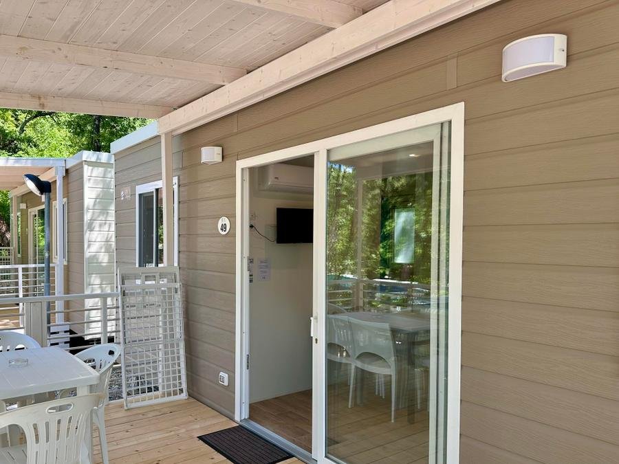 Camping Pas Cher vous présente avec son site Officiel campingpascher.fr, le Camping Village Mugello Verde classé 3 étoiles, situé sur la commune de San Piero A Sieve dans le département Florence (Toscane) en Italie. Le camping Village Mugello Verde, vous présente un hébergement de type mobil-home de 32 m² pour 4 personnes avec climatisation et télévision. Le camping Village Mugello Verde vous propose du dimanche 08 novembre au dimanche 15 novembre 2026 pour 7 nuits à 668€. Cette location propose 149 dates différentes pour réserver votre séjour. Découvrez également les 11 autres gammes d'hébergements du camping. Les Avis clients pour le Camping Village Mugello Verde sont excellents avec une note moyenne de 8 sur 10. Piscine extérieure, Aire de jeux enfants, Baby-foot, Centre équestre, Court de padel couvert, Court de tennis couvert, Cyclisme, Golf, Parcours sportif, Ping-pong, Piscine, Randonnée, Salle de fitness, Terrain de football, Bar, Boulangerie, Bureau de tabac, Pizzeria, Restaurant, Snack/Bar, Station-service, Supermarché, Épicerie,... En savoir plus : cliquez-ICI.