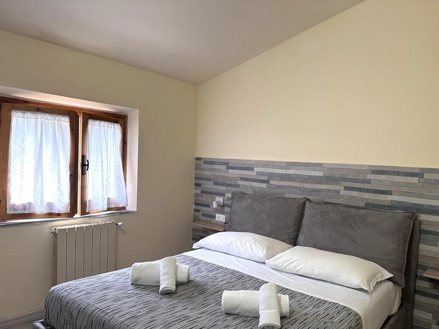 Camping Pas Cher vous présente avec son site Officiel campingpascher.fr, le Camping Village Mugello Verde classé 3 étoiles, situé sur la commune de San Piero A Sieve dans le département Florence (Toscane) en Italie. Le camping Village Mugello Verde, vous présente un hébergement de type appartement de 42 m² pour 4 personnes avec climatisation et télévision. Le camping Village Mugello Verde vous propose du dimanche 08 novembre au dimanche 15 novembre 2026 pour 7 nuits à 528€. Cette location propose 164 dates différentes pour réserver votre séjour. Découvrez également les 11 autres gammes d'hébergements du camping. Les Avis clients pour le Camping Village Mugello Verde sont excellents avec une note moyenne de 8 sur 10. Piscine extérieure, Aire de jeux enfants, Baby-foot, Centre équestre, Court de padel couvert, Court de tennis couvert, Cyclisme, Golf, Parcours sportif, Ping-pong, Piscine, Randonnée, Salle de fitness, Terrain de football, Bar, Boulangerie, Bureau de tabac, Pizzeria, Restaurant, Snack/Bar, Station-service, Supermarché, Épicerie,... En savoir plus : cliquez-ICI.
