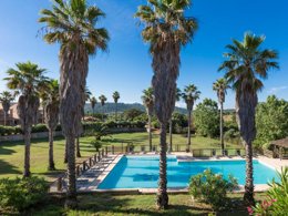 Camping Pas Cher vous présente avec son site Officiel campingpascher.fr, la Résidence Odalys Référence Stella Di L'Aria classé 1 étoile, située sur la commune de Sartene dans le département Corse Du Sud (Corse) en France. La résidence Odalys Référence Stella Di L'Aria, vous présente un hébergement de type appartement de 60 m² pour 2 personnes et télévision. La résidence Odalys Référence Stella Di L'Aria vous propose du sam. 26 septembre au sam. 03 octobre 2026 pour 7 nuits à 459€. Cette location propose 20 dates différentes pour réserver votre séjour. Découvrez également les 3 autres gammes d'hébergements de la résidence. Piscine extérieure, Aire de jeux enfants, Plongée,... En savoir plus : cliquez-ICI.