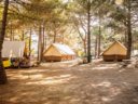 Cliquez pour découvrir toutes les photos de l'HÉBERGEMENT ! tente en toile et bois - camping Olva photo 6