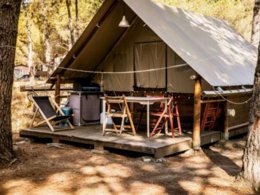 Camping Pas Cher vous présente avec son site Officiel campingpascher.fr, le Camping Olva classé 3 étoiles, situé sur la commune de Sartene dans le département Corse Du Sud (Corse) en France. Le camping Olva, vous présente un hébergement de type tente en toile et bois de 20 m² pour 2 personnes. Le camping Olva vous propose du sam. 13 juin au sam. 20 juin 2026 pour 7 nuits à 340€. Cette location propose 30 dates différentes pour réserver votre séjour. Découvrez également les 10 autres gammes d'hébergements du camping. Les Avis clients pour le Camping Olva sont excellents avec une note moyenne de 8 sur 10. Piscine extérieure, Animations familiales, Aire de jeux enfants, Baby-foot, Court de tennis, Cyclisme, Pétanque, Randonnée, Salle de fitness, Terrain multisports, Bar, Pizzeria, Épicerie,... En savoir plus : cliquez-ICI.