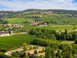 Camping Pas Cher vous présente avec son site Officiel campingpascher.fr, le Camping De Santenay classé 3 étoiles, situé sur la commune de Santenay dans le département Côte-d'or (Bourgogne) en France. Le camping De Santenay vous propose un hébergement de type mobil-home de 29 m² avec climatisation (télévision). L'établissement vous propose 4 autres types d'hébergements. Découvrez tous nos séjours à petits prix dans la commune et aux alentours de Santenay du département : Côte-d'or (Bourgogne). Les Avis clients pour le Camping De Santenay sont de 7 sur 10. Aire de jeux enfants, Canoë-kayak, Court de tennis, Cyclisme, Golf, Ping-pong, Pétanque, Terrain de football, Terrain de volley-ball, Dépôt de pain, Food truck, Épicerie,... En savoir plus : cliquez-ICI.