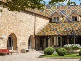 Camping Pas Cher vous présente avec son site Officiel campingpascher.fr, le Camping De Santenay classé 3 étoiles, situé sur la commune de Santenay dans le département Côte-d'or (Bourgogne) en France. Le camping De Santenay vous propose un hébergement de type mobil-home de 27 m² avec climatisation (télévision). L'établissement vous propose 4 autres types d'hébergements. Découvrez tous nos séjours à petits prix dans la commune et aux alentours de Santenay du département : Côte-d'or (Bourgogne). Les Avis clients pour le Camping De Santenay sont de 7 sur 10. Aire de jeux enfants, Canoë-kayak, Court de tennis, Cyclisme, Golf, Ping-pong, Pétanque, Terrain de football, Terrain de volley-ball, Dépôt de pain, Food truck, Épicerie,... En savoir plus : cliquez-ICI.