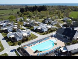 Camping Pas Cher vous présente avec son site Officiel campingpascher.fr, le Établissement Les Mouettes, situé sur la commune de Sarzeau dans le département Morbihan (Bretagne) en France. L'établissement Les Mouettes vous propose un hébergement de type mobil-home de 20 m². L'établissement vous propose 3 autres types d'hébergements. Découvrez tous nos séjours à petits prix dans la commune et aux alentours de Sarzeau du département : Morbihan (Bretagne).... En savoir plus : cliquez-ICI.