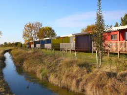 Camping Pas Cher vous présente avec son site Officiel campingpascher.fr, le Camping Du Lac De Saujon classé 3 étoiles, situé sur la commune de Saujon dans le département Charente-maritime (Poitou Charentes) en France. Le camping Du Lac De Saujon, vous présente un hébergement de type mobil-home et télévision. Le camping Du Lac De Saujon vous proposeun séjour PAS CHER avec une REMISEdu sam. 06 juin au sam. 13 juin 2026, en promotion à -59% pour 7 nuits à 169 € au lieu de 420,0 € soit une Économie de 251 €. Cette location propose 21 dates différentes pour réserver votre séjour. Découvrez également les 6 autres gammes d'hébergements du camping. Les Avis clients pour le Camping Du Lac De Saujon sont excellents avec une note moyenne de 8 sur 10. LacMer, Piscine couverte, Piscine extérieure, Animations familiales, Baby-foot, Canoë-kayak, Ping-pong, Piscine, Pétanque, Terrain multisports, Bar, Snack/Bar,... En savoir plus : cliquez-ICI.