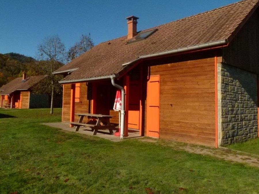 Camping Pas Cher vous présente avec son site Officiel campingpascher.fr, le Camping La Régie Du Lac De La Moselotte. classé 4 étoiles, situé sur la commune de Saulxures Sur Moselotte dans le département Vosges (Lorraine) en France. Le camping La Régie Du Lac De La Moselotte., vous présente un hébergement de type chalet de 60 m² pour 2 personnes et télévision. Le camping La Régie Du Lac De La Moselotte. vous propose du lundi 14 septembre au lundi 21 septembre 2026 pour 7 nuits à 574€. Cette location propose 108 dates différentes pour réserver votre séjour. Découvrez également les 10 autres gammes d'hébergements du camping. Les Avis clients pour le Camping La Régie Du Lac De La Moselotte. sont excellents avec une note moyenne de 8 sur 10. Animations familiales, Club enfants, Aire de jeux enfants, Canoë-kayak, Bar, Boulangerie, Bureau de tabac, Dépôt de pain, Plats à emporter, Snack/Bar, Station-service, Supermarché,... En savoir plus : cliquez-ICI.