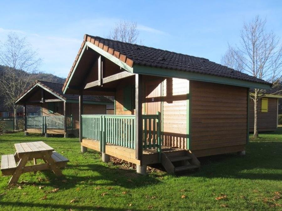 Camping Pas Cher vous présente avec son site Officiel campingpascher.fr, le Camping La Régie Du Lac De La Moselotte. classé 4 étoiles, situé sur la commune de Saulxures Sur Moselotte dans le département Vosges (Lorraine) en France. Le camping La Régie Du Lac De La Moselotte., vous présente un hébergement de type bungalow de 12 m² pour 2 personnes. Le camping La Régie Du Lac De La Moselotte. vous propose du dimanche 06 septembre au dimanche 13 septembre 2026 pour 7 nuits à 217€. Cette location propose 121 dates différentes pour réserver votre séjour. Découvrez également les 10 autres gammes d'hébergements du camping. Les Avis clients pour le Camping La Régie Du Lac De La Moselotte. sont excellents avec une note moyenne de 8 sur 10. Animations familiales, Club enfants, Aire de jeux enfants, Canoë-kayak, Bar, Boulangerie, Bureau de tabac, Dépôt de pain, Plats à emporter, Snack/Bar, Station-service, Supermarché,... En savoir plus : cliquez-ICI.