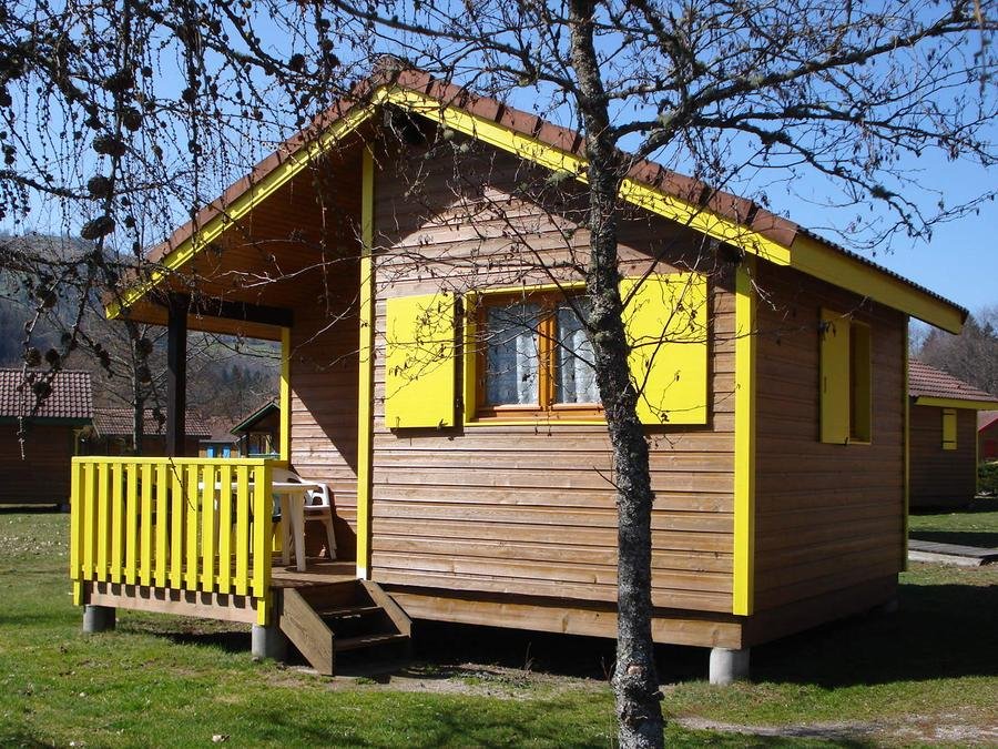 Camping Pas Cher vous présente avec son site Officiel campingpascher.fr, le Camping La Régie Du Lac De La Moselotte. classé 4 étoiles, situé sur la commune de Saulxures Sur Moselotte dans le département Vosges (Lorraine) en France. Le camping La Régie Du Lac De La Moselotte., vous présente un hébergement de type bungalow de 17 m² pour 1 personne. Le camping La Régie Du Lac De La Moselotte. vous propose du dimanche 06 septembre au dimanche 13 septembre 2026 pour 7 nuits à 231€. Cette location propose 121 dates différentes pour réserver votre séjour. Découvrez également les 10 autres gammes d'hébergements du camping. Les Avis clients pour le Camping La Régie Du Lac De La Moselotte. sont excellents avec une note moyenne de 8 sur 10. Animations familiales, Club enfants, Aire de jeux enfants, Canoë-kayak, Bar, Boulangerie, Bureau de tabac, Dépôt de pain, Plats à emporter, Snack/Bar, Station-service, Supermarché,... En savoir plus : cliquez-ICI.